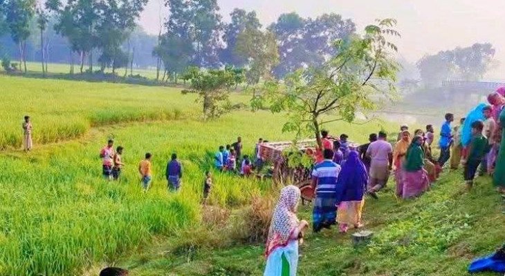 নওগাঁয় গরুবোঝাই ভটভটি উল্টে দুই ব্যবসায়ীর মর্মান্তিক মৃত্যু